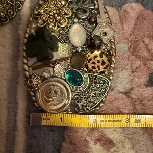 4 x 3 inch belt buckle fits onto a 1 1/2 inch belt you supply yourself: